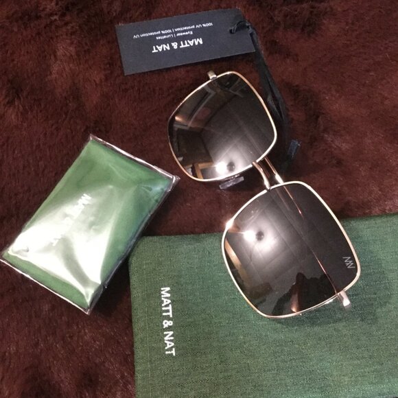 NWT Matt & Nat sunglasses comes with cleaning cloth and eyeglass case in box - Picture 3 of 5